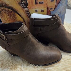Bella Vita Brown Wrap-Strap Ankle Booties Size 8 Wide